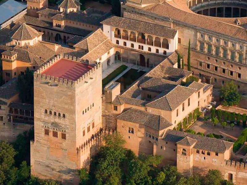 Luftaufnahme der Alhambra und ihrer Türme