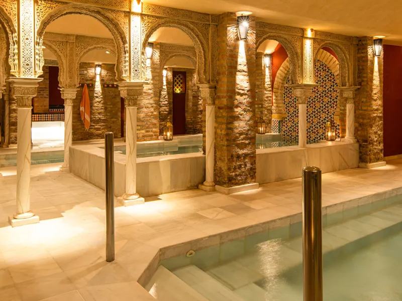 Bögen, Säulen und warme Becken im Hammam Palacio Nazarí in Granada