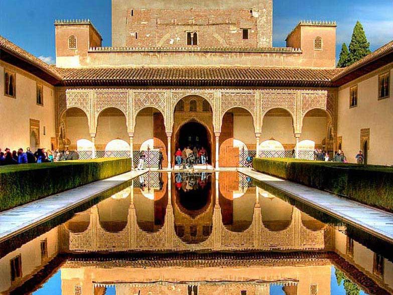 Der Myrtenhof spiegelt sich im Wasserbecken, Comares-Palast, Alhambra