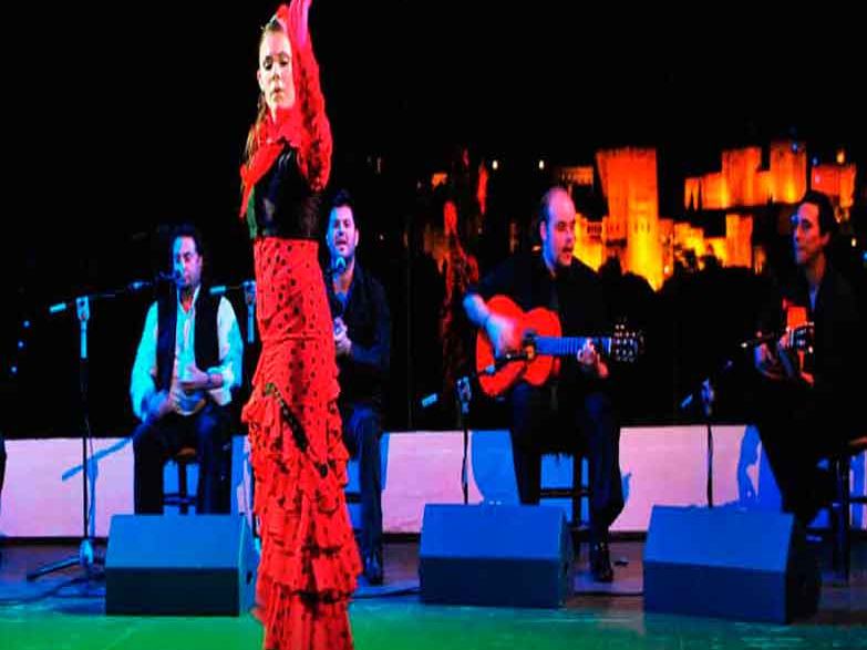 Flamenco-Tänzerin auf einer Bühne in Granada