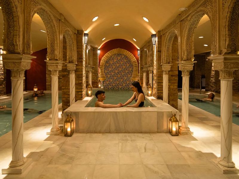 Säulenhalle und Becken des Hammam Palacio Nazarí