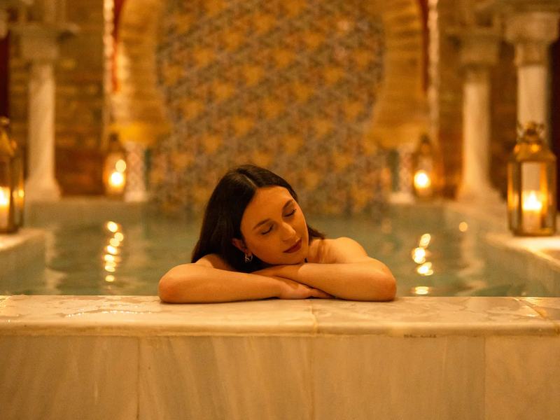 Warmes Becken unter Hufeisenbögen im Hammam Palacio Nazarí