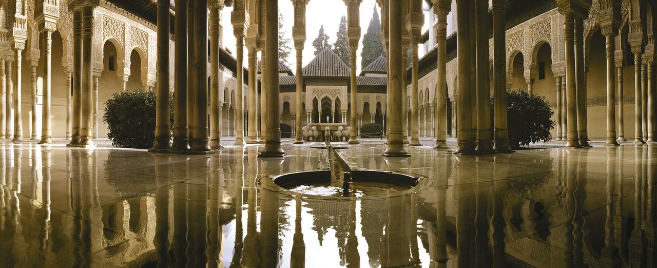 Der Löwenhof spiegelt sich im Wasser, Nasridenpaläste der Alhambra