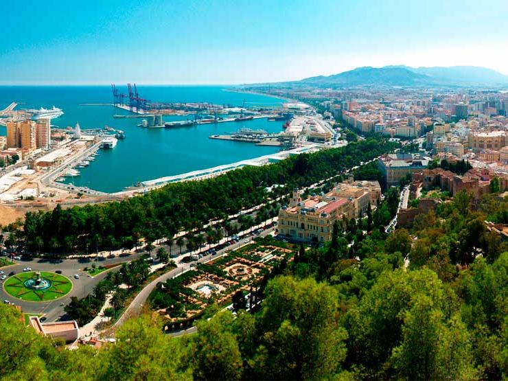 Stadt und Hafen von Málaga von oben