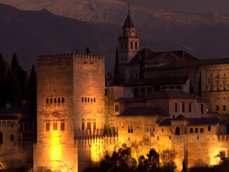 Die beleuchtete Alhambra bei Nacht