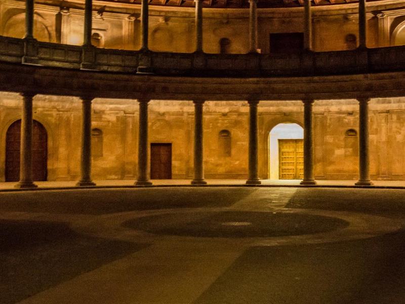 Der Palast Karls V. bei Nacht beleuchtet