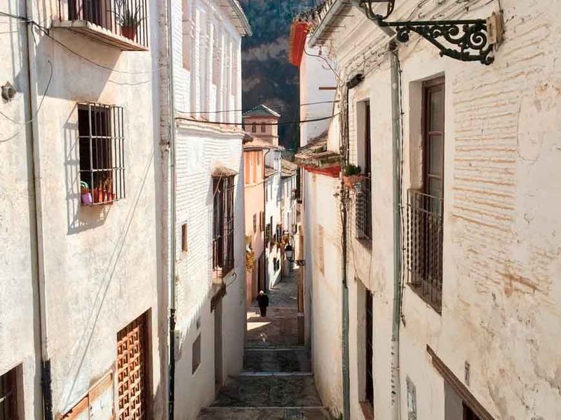 Weiß getünchte Gasse im Albaicín und Sacromonte